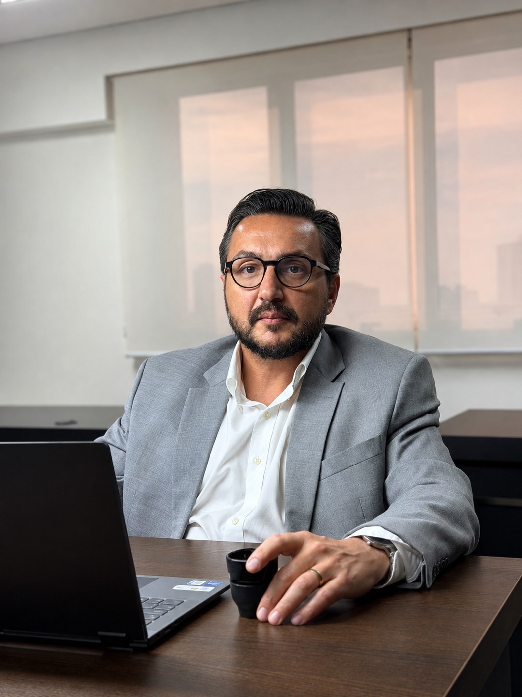 Caio Acialdi no escritório